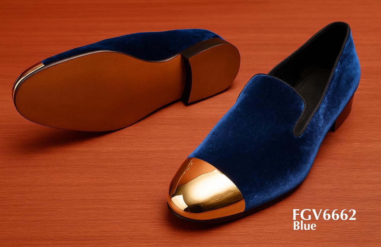 blauer-samt-slipper-mit-metallkappe