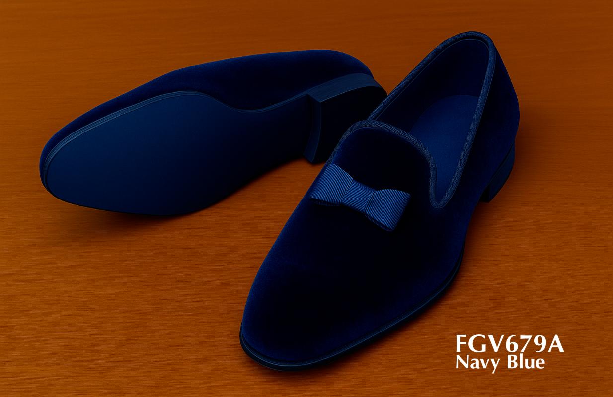 blaue-samtpumpe-mit-blauer-schleife